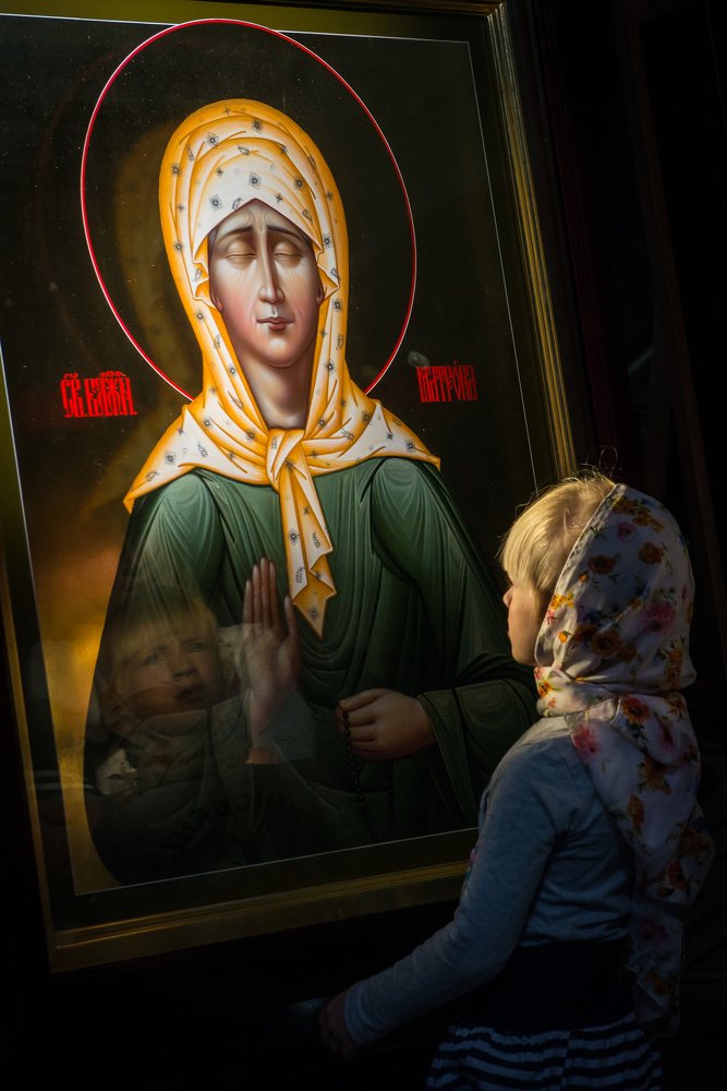 Святая Матрона и девочка.