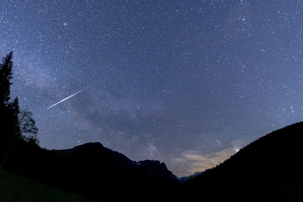 A shooting star and the milkyway