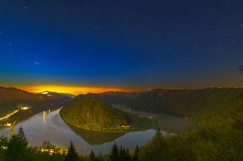 U-turn of the danube with stars