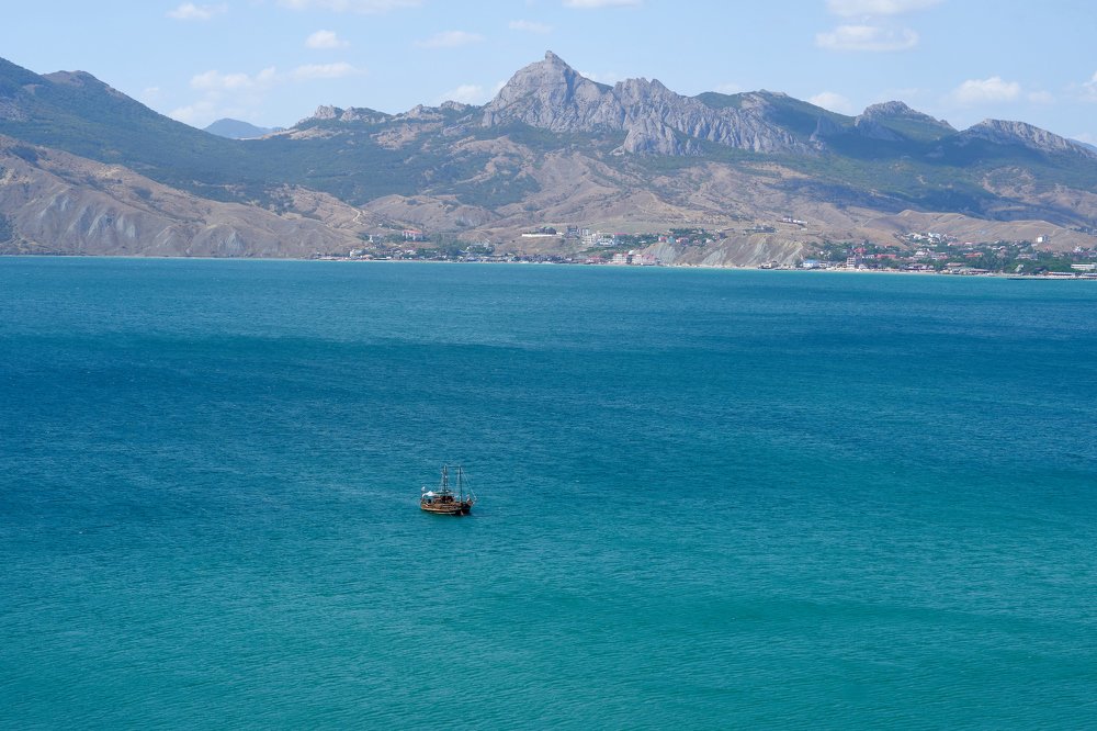 Крым это бирюзовое море и острые скалы.