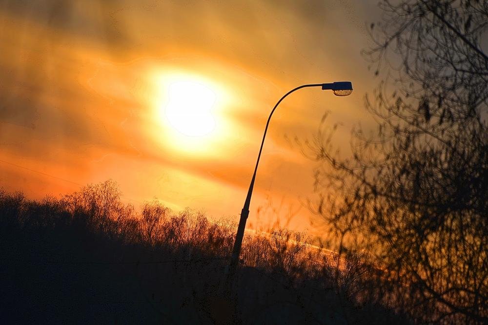 ЕЩЁ  НЕ  ГОРЯТ  ФОНАРИ .