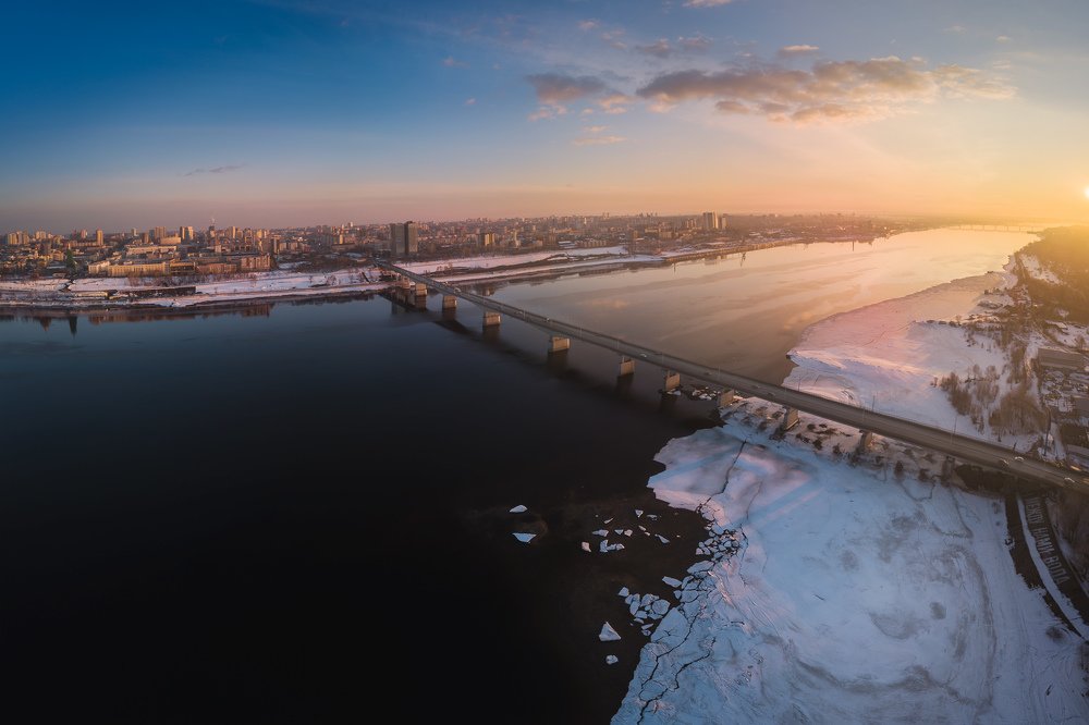 Пермь в закатных лучах весеннего солнца