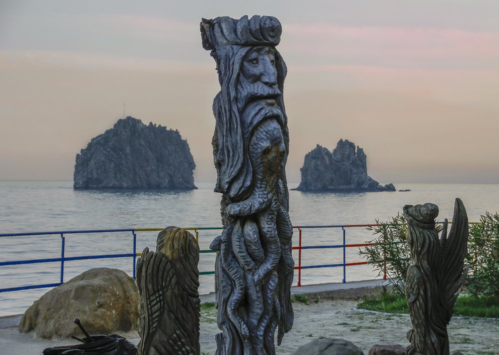 Между Адалар