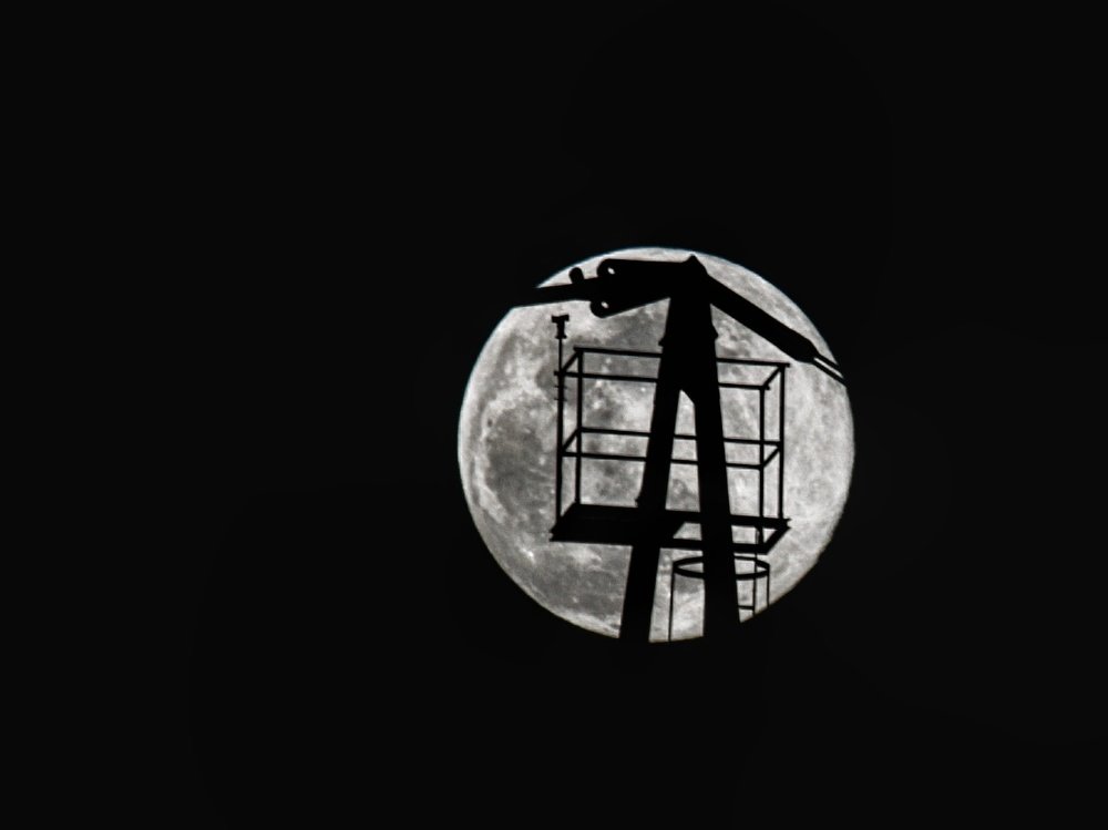 Ella se asoma al balcón