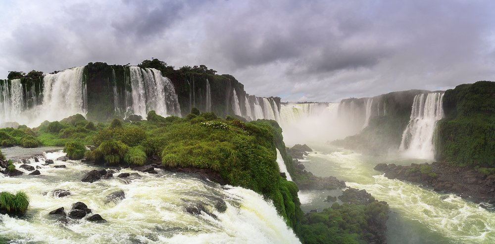 The iguaçu falls, Brazilian side