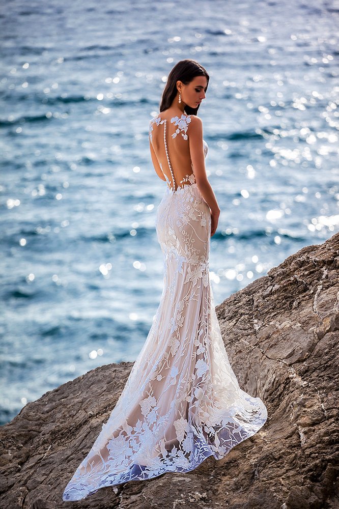 Девушка и море