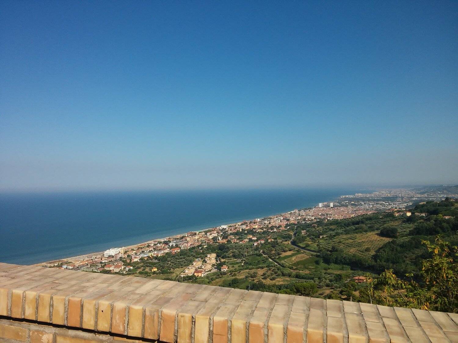 Пейзаж моря і міста