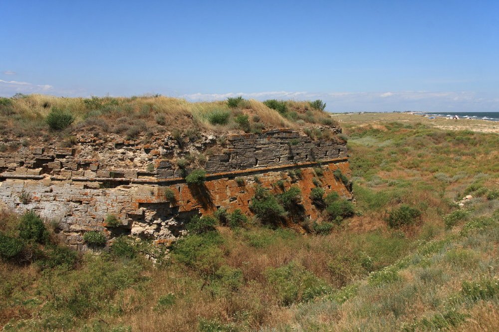 Руины Арабатской крепости