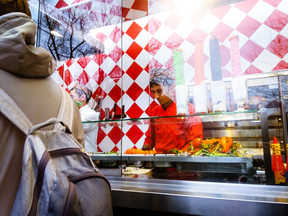 Продавец шаурмы