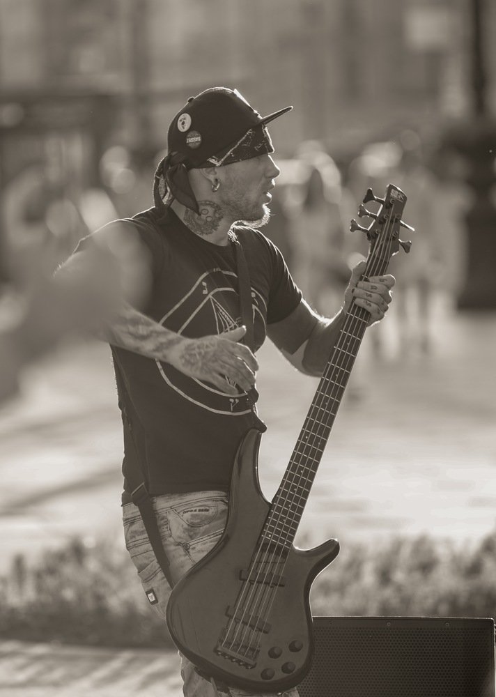 Бас-гитарист ...