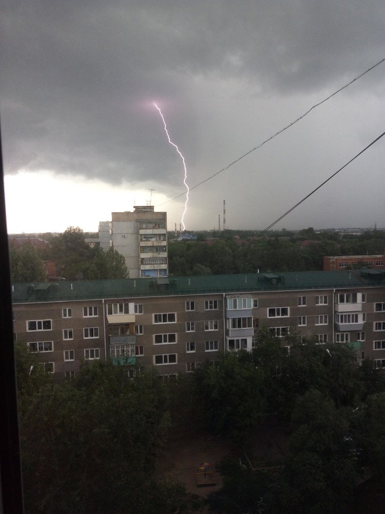 Между нами молния