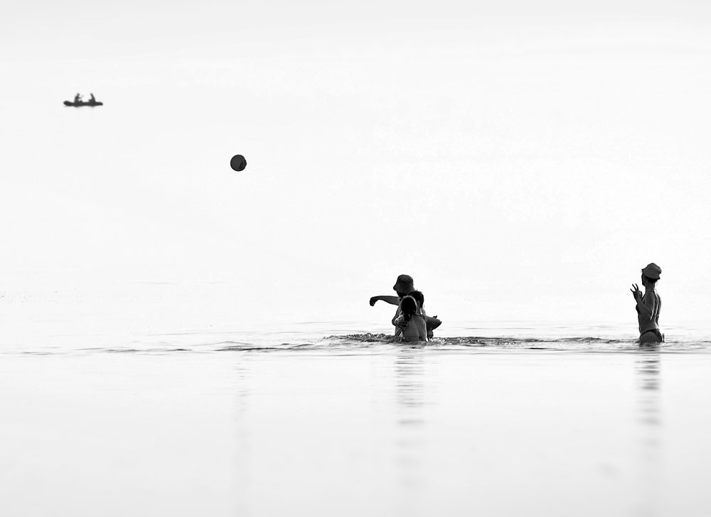 Там на лодке, ловите!