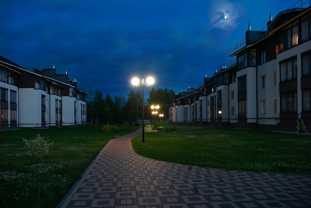 Луна в городе.