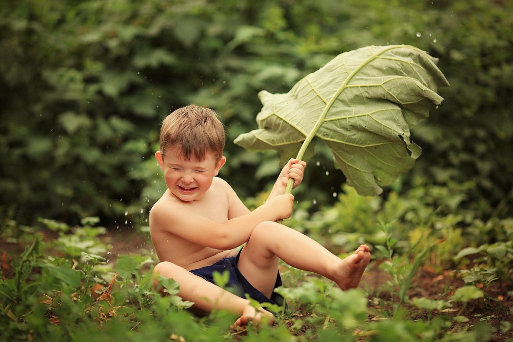 Мальчик с лопухом