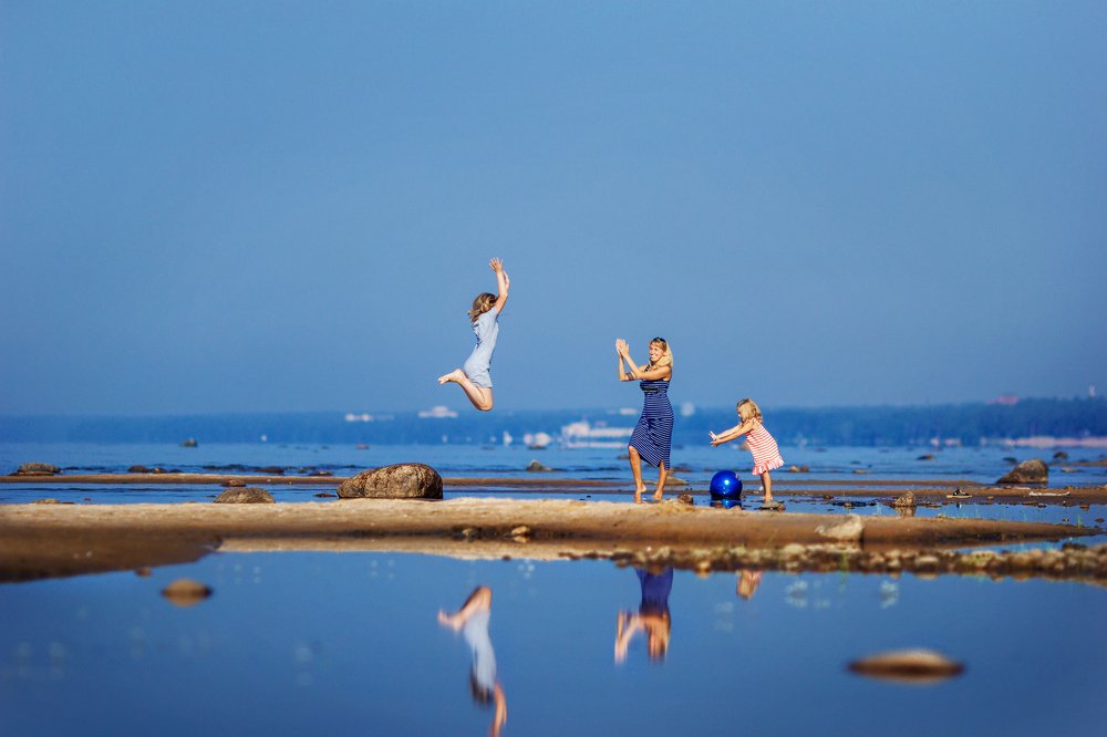 Две сестры с мамой