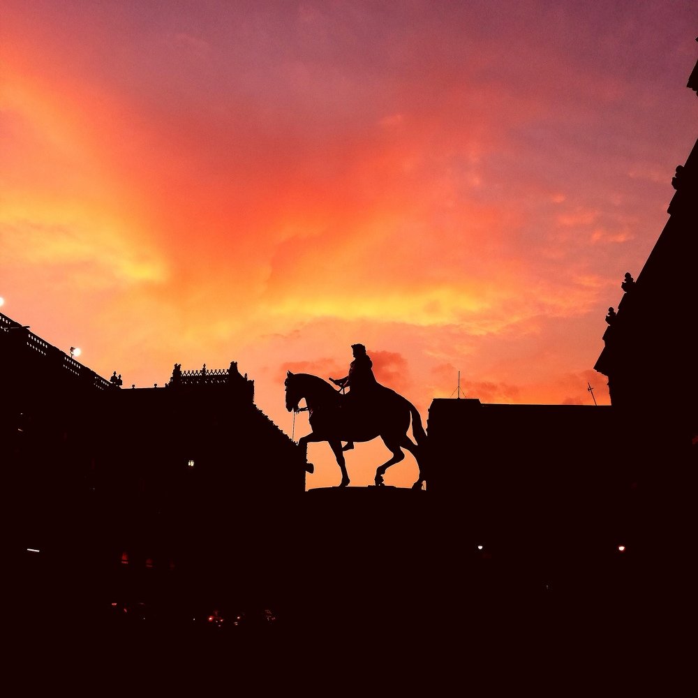 el caballito entre llamas del atardecer