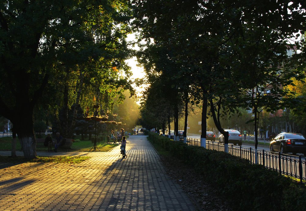 Город вечереет