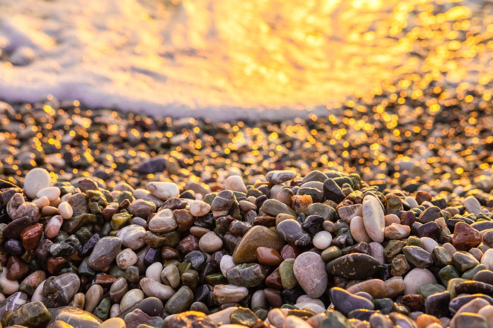 Галька в утреннем свете