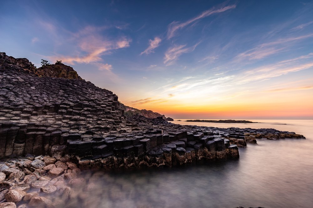 The Sea Cliff of Stone Plates