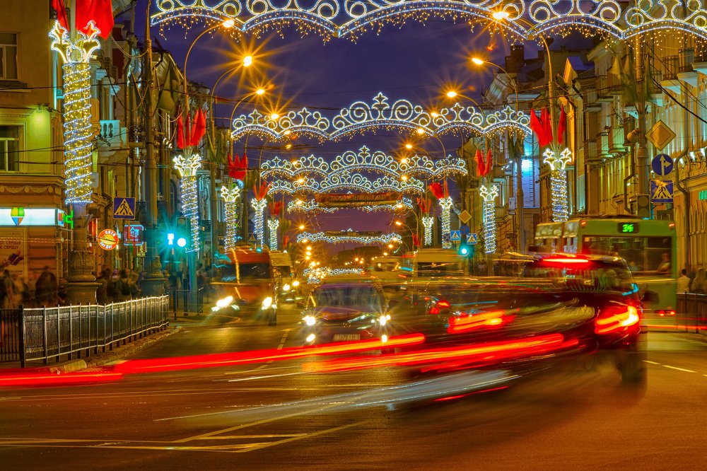 В центре движения.