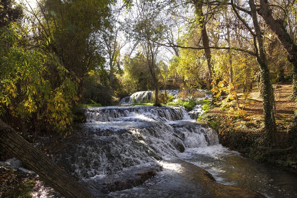 Водопад в осеннем лесу