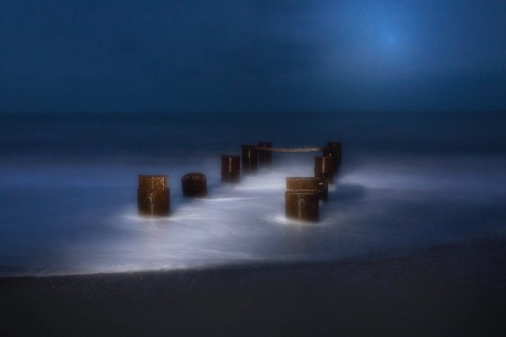 Холодный свет разбитого прошлого.