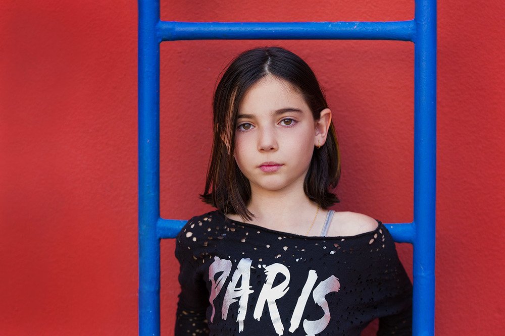 Портрет на красном фоне