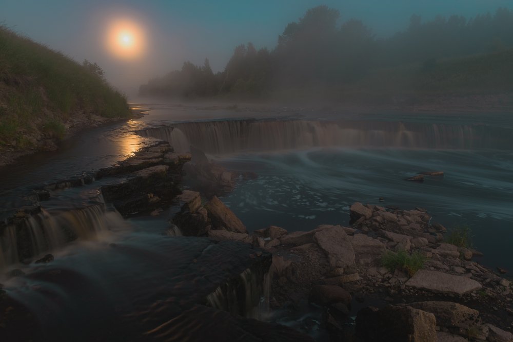 Тосненский водопад в полнолуние