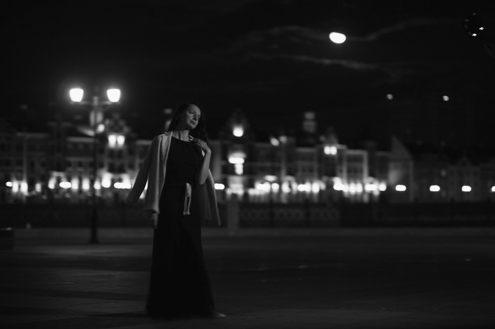 В огромном городе моем ночь, из дома сонного иду прочь