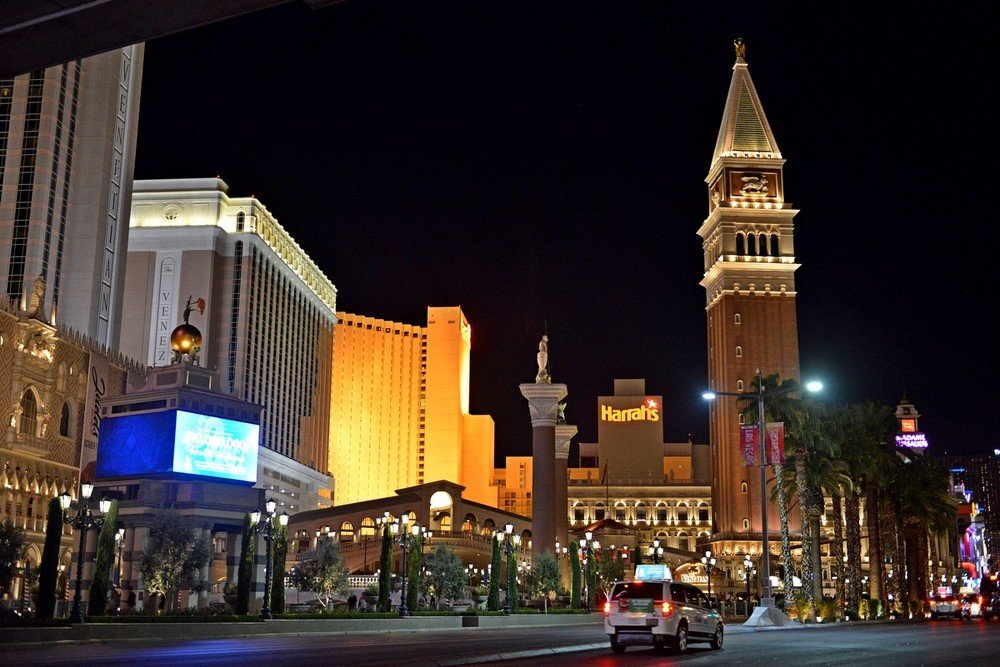 LIVE NIGHTS OF VEGAS