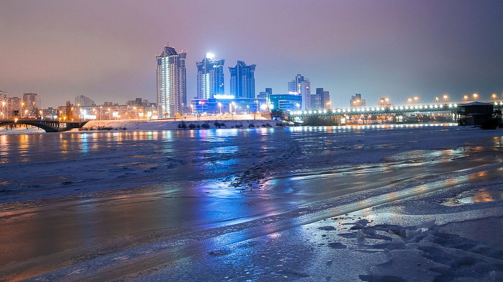 Днепр зимой в ночное время.