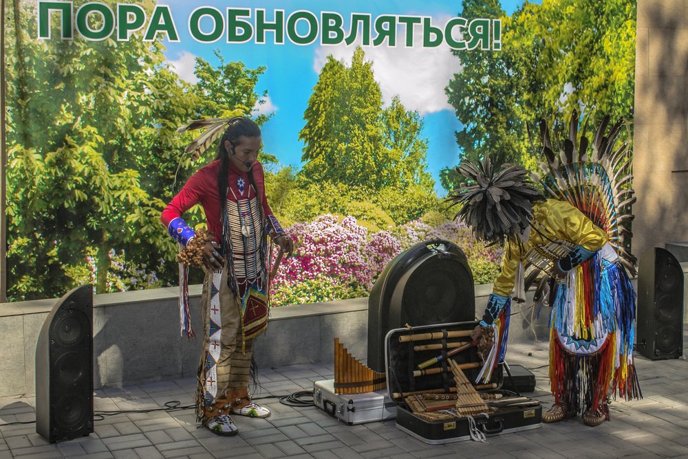 Индейцы в городе