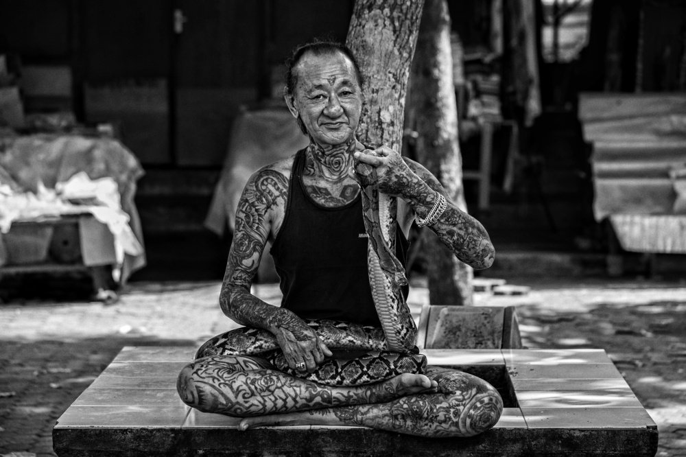 Индонезийский укротитель змей