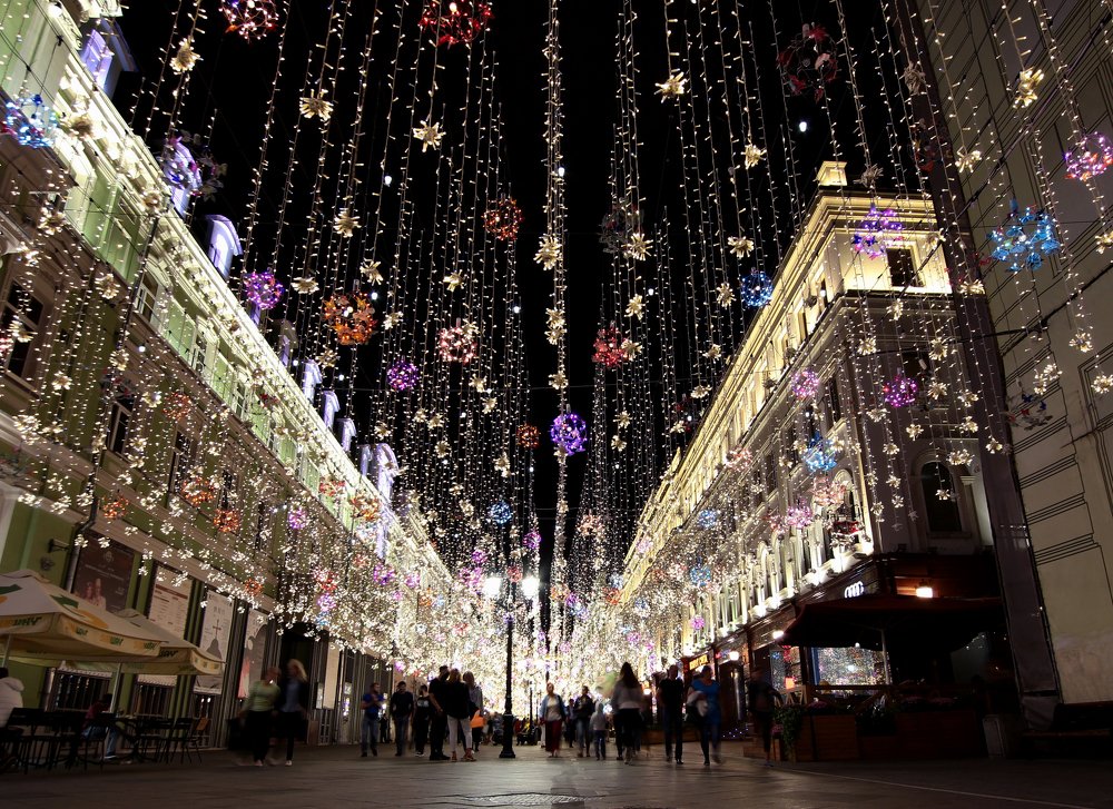 город живёт