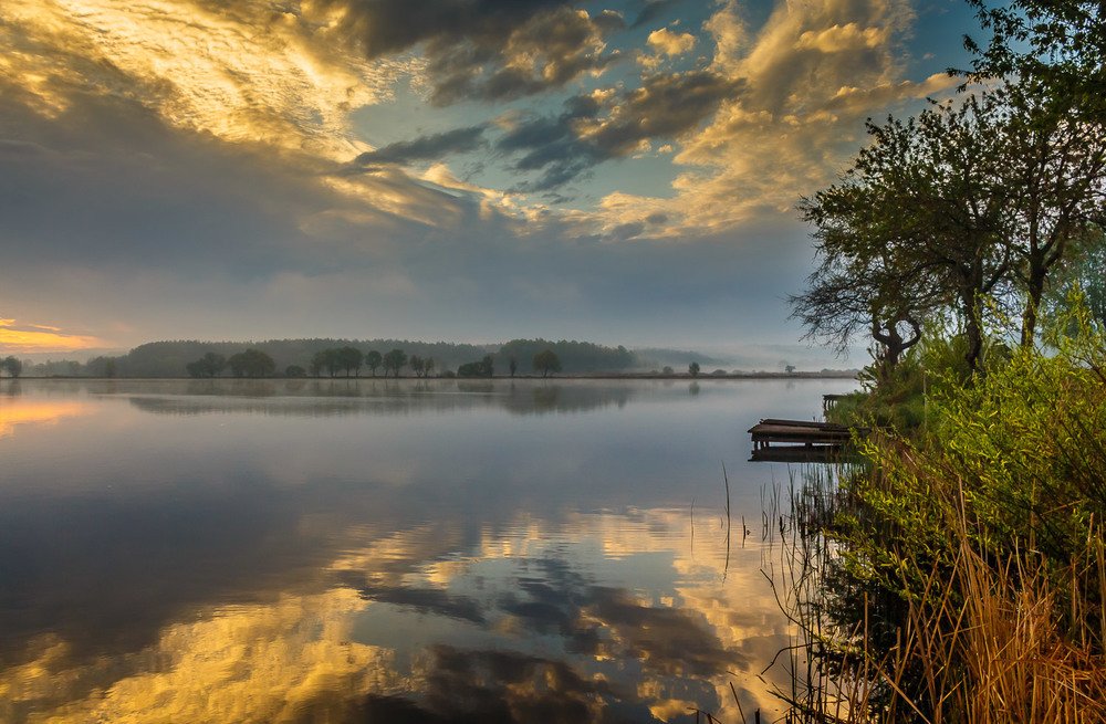 Рассвет на озере.