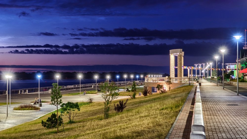 Поздний вечер на набережной