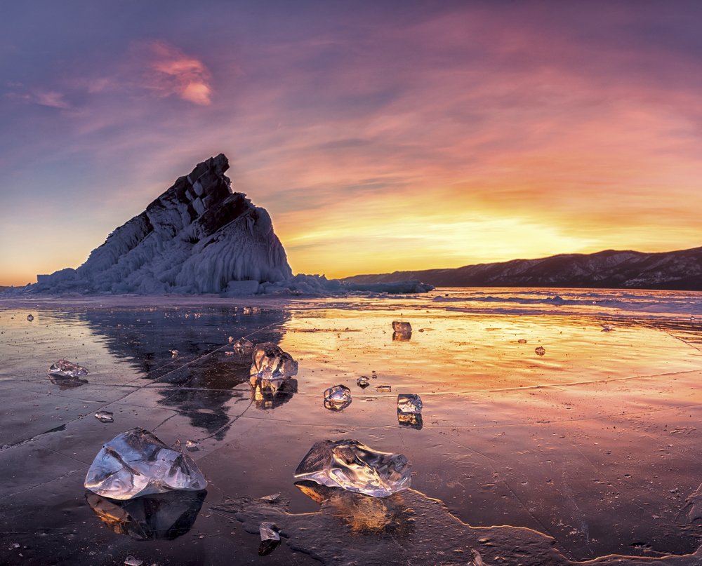 Скала Еленка в розовых тонах, Байкал