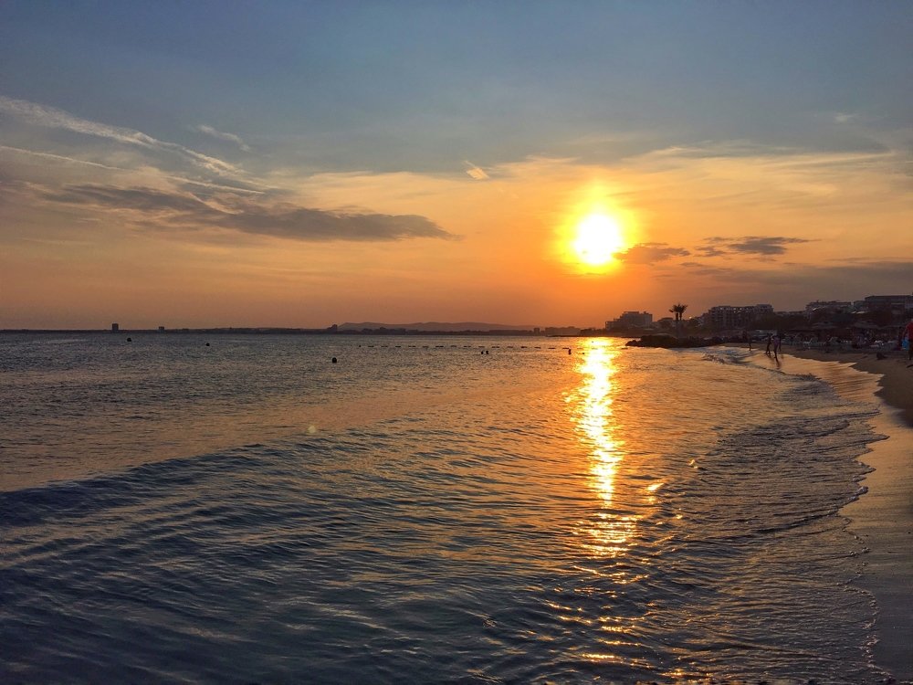 Солнце на море