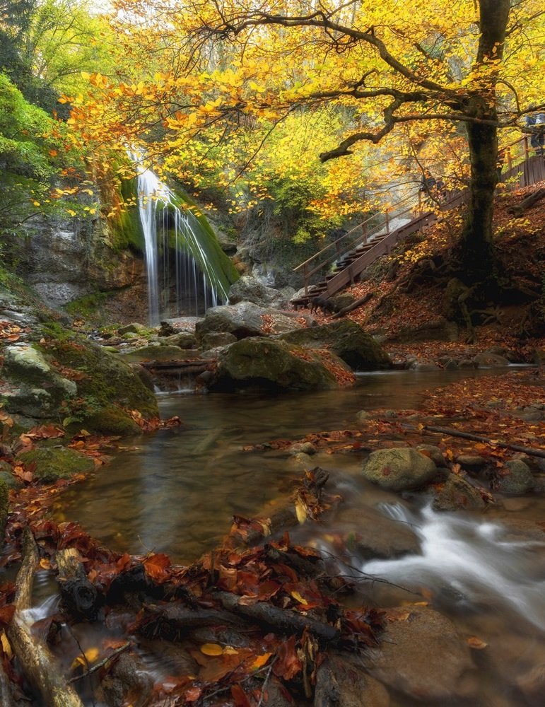 Осенний водопад