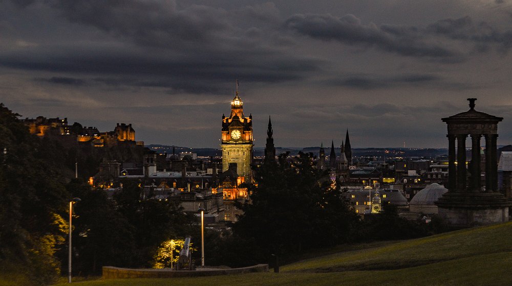 EDINBURGH IN THE NIGHT