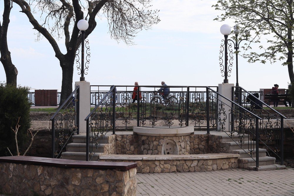 На набережной Феодосии. Апрель.