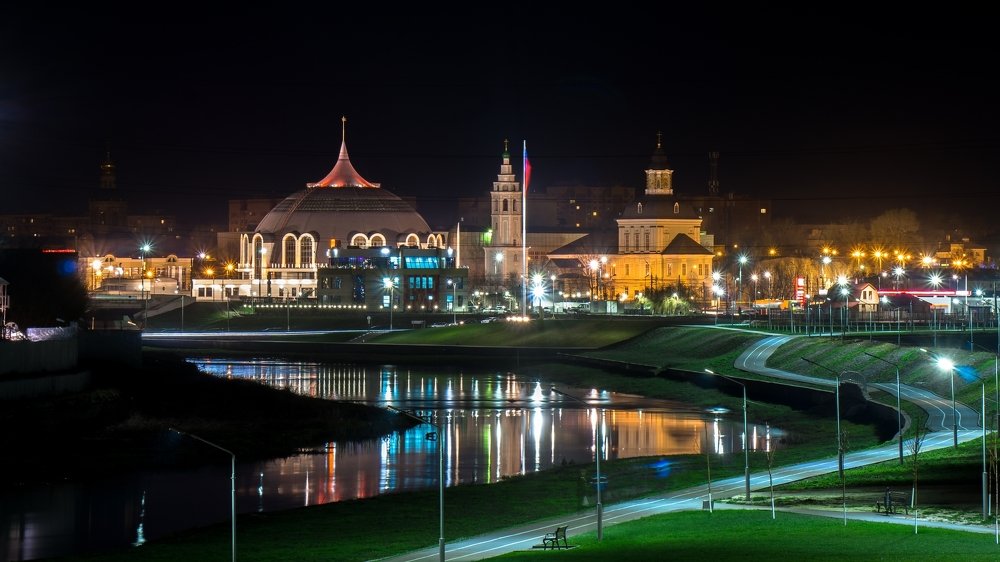 Набережная реки Упа с видом на музей оружия в Городе -Герое-Тула.