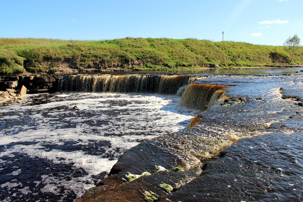 Равнинный водопад на реке Тосно.