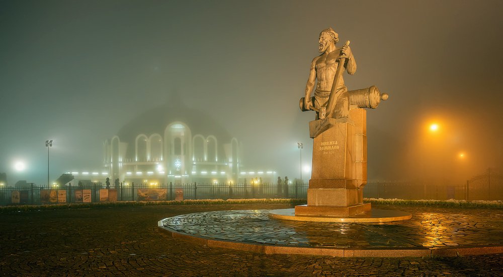 Демидов ,на охране музея оружия.
