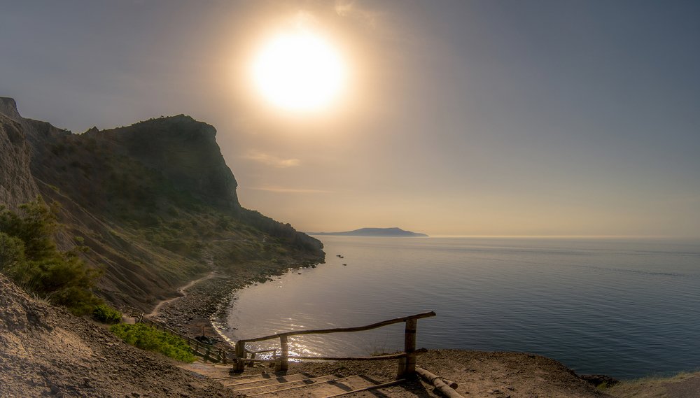 Расплывается утренний зной над Синей бухтой.....