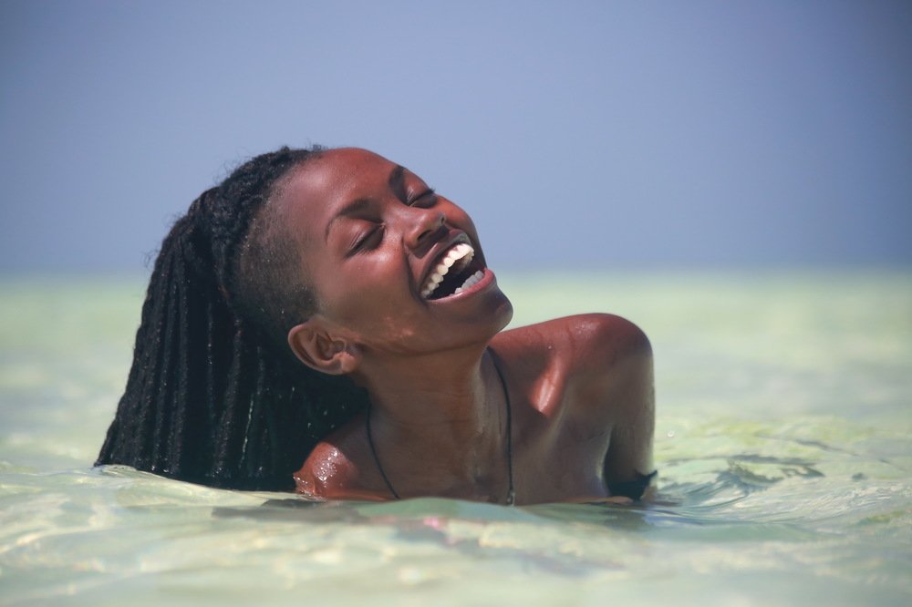 Наслаждаясь в солнечных лучах