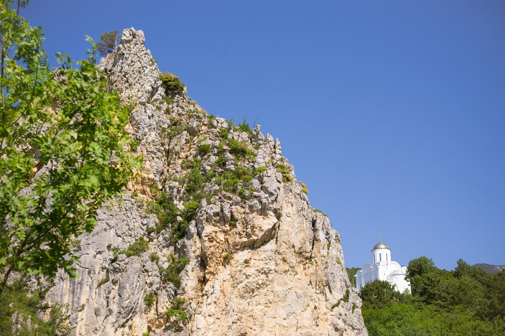 Скала Красный камень