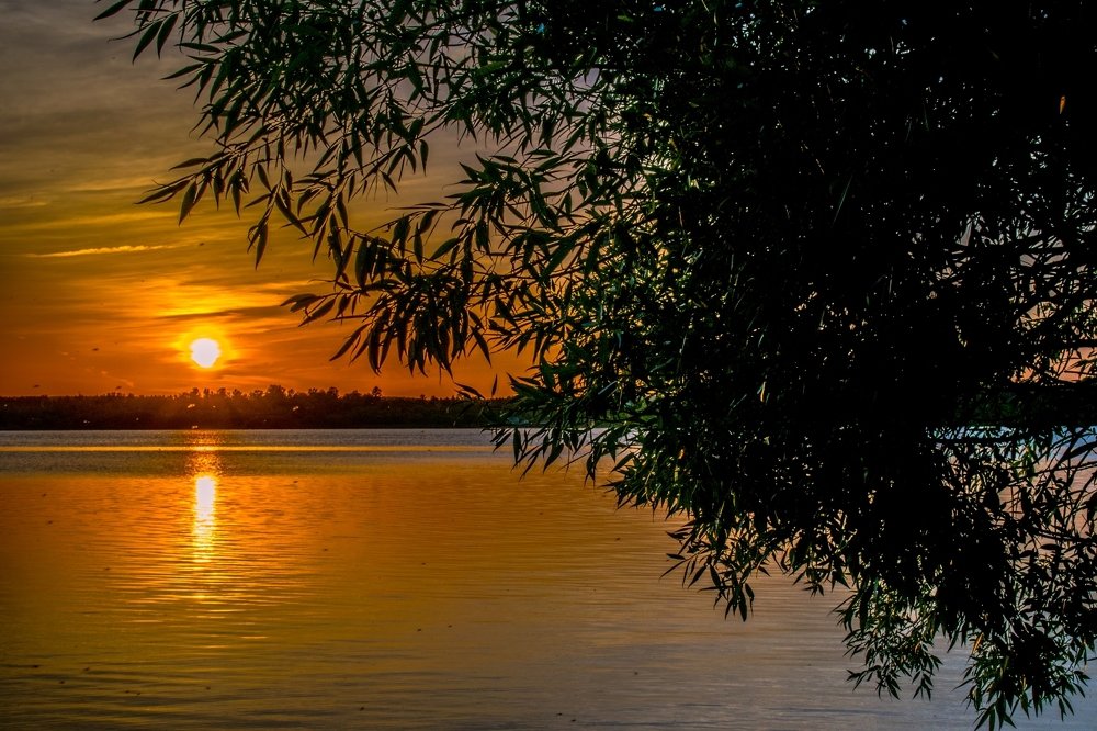 Закат у озера