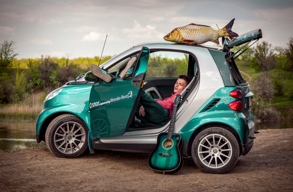 Музыкант на городском пляже