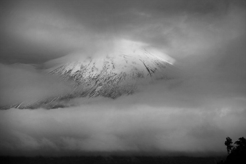 volcán entre nubes